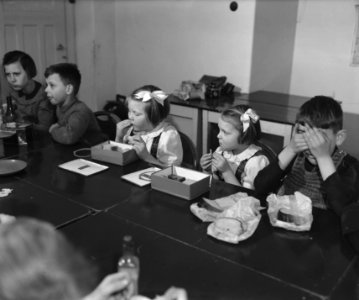 Prinses Beatrix en prinses Irene nuttigen broodmaaltijd op Kindergemeenschap De, Bestanddeelnr 901-5845