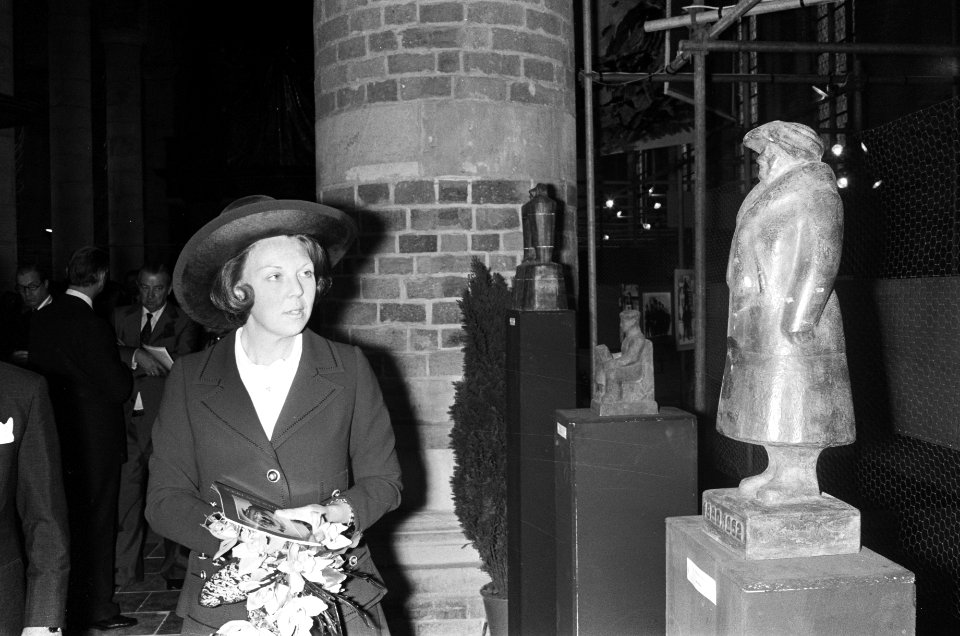 Prinses Beatrix bekijkt een beeldje van koningin Wilhelmina, Bestanddeelnr 927-8933
