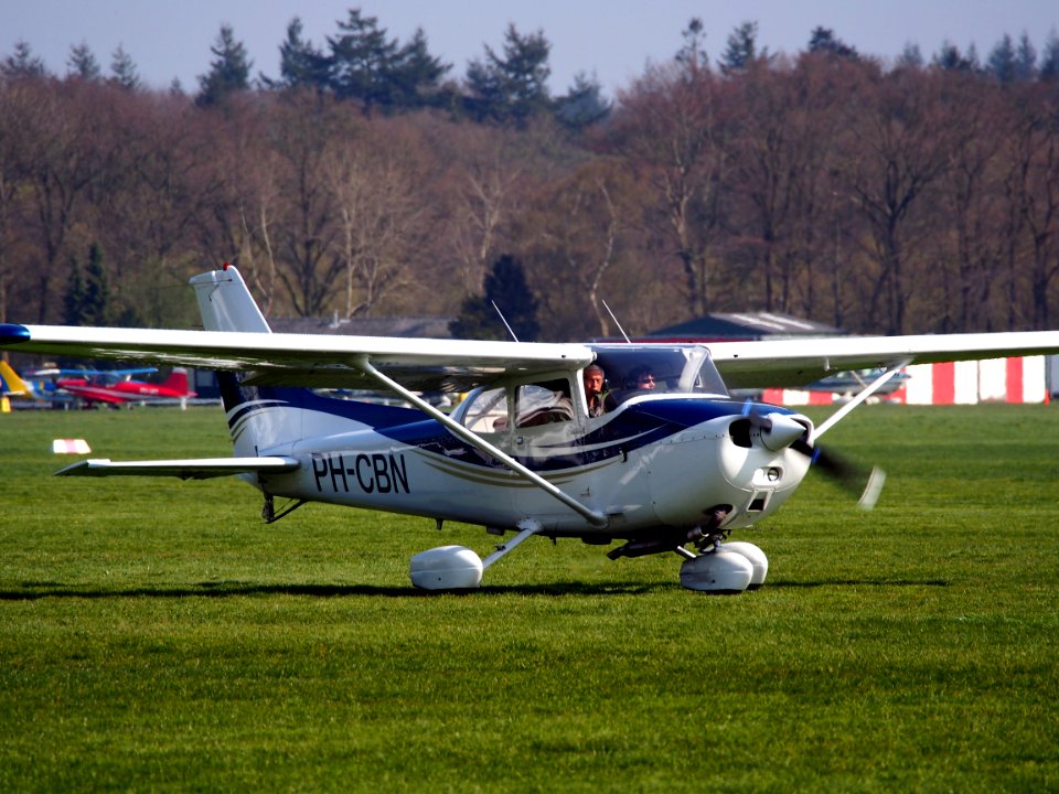PH-CBN, Reims F172N Skyhawk taxiing at Hilversum Airport (ICAO EHHV), photo2