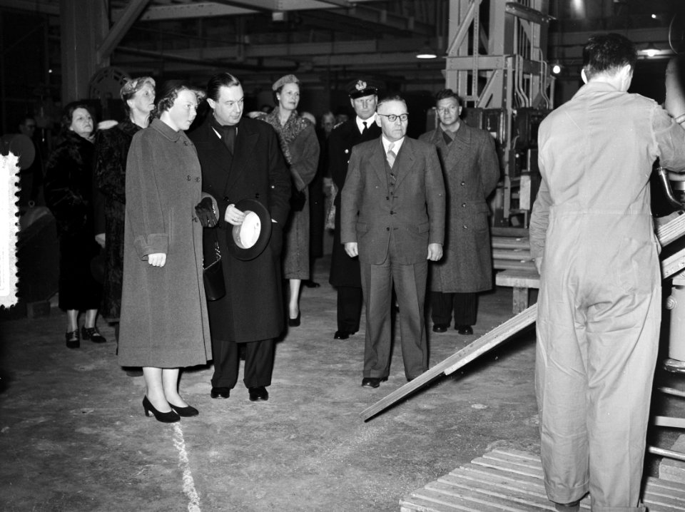 Prinses Beatrix bezoekt de werkplaatsen en de bedrijfsschool van de Nederlandse , Bestanddeelnr 906-9432
