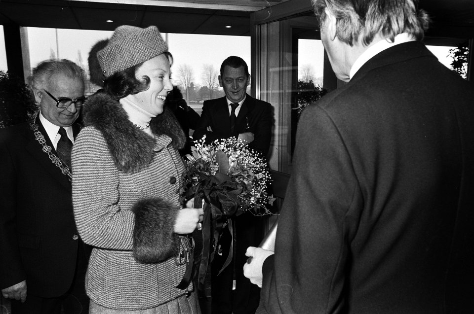 Prinses Beatrix ontvangt bloemen bij aankomst, Bestanddeelnr 930-2047