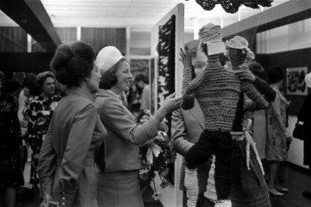 Prinses Beatrix bekijkt een marionet, Bestanddeelnr 925-6057