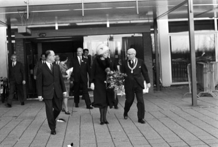 Prinses Beatrix bezoekt Congres Handicap in studie A'dam, RAI mr. F.J. Kranen, Bestanddeelnr 924-0312