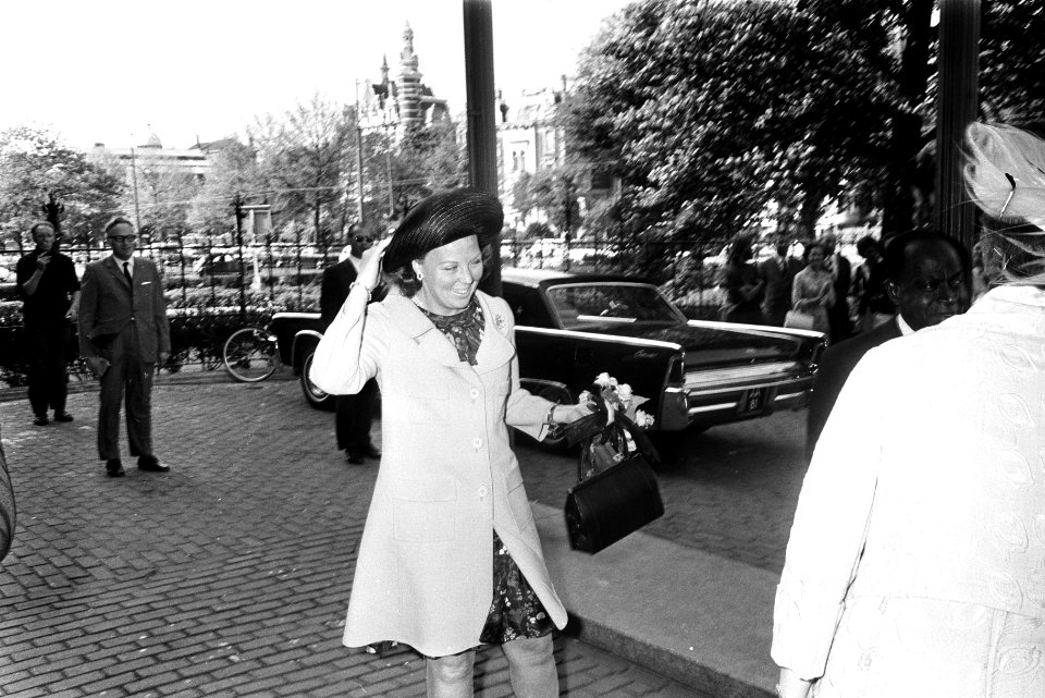 Prinses Beatrix houdt buiten het Rijksmuseum haar hoed vast, Bestanddeelnr 923-5734