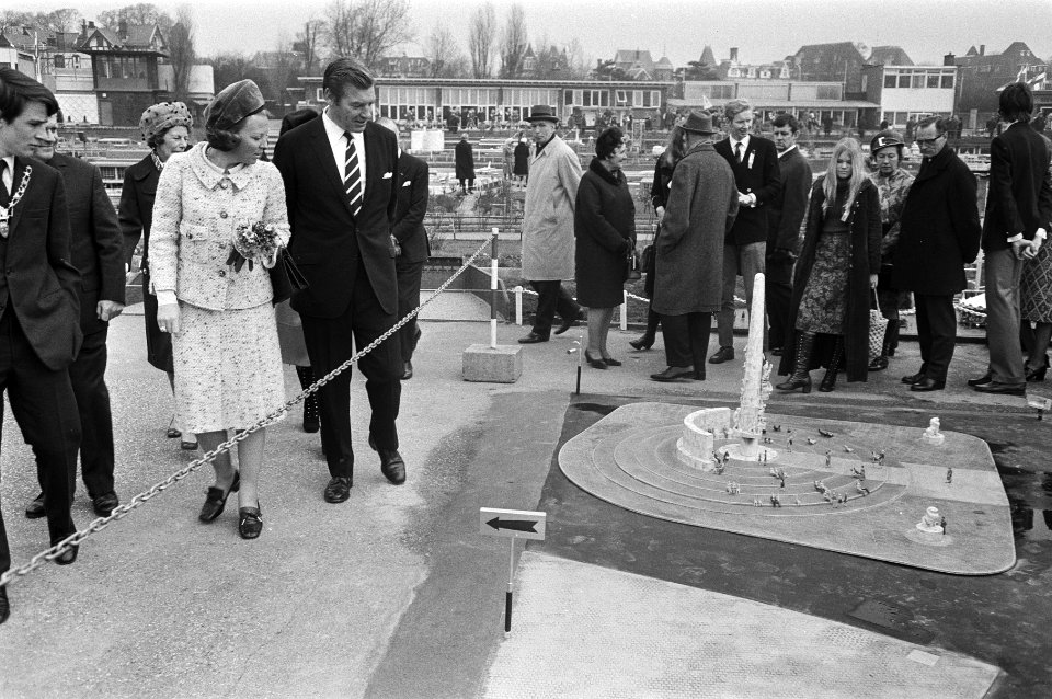 Prinses Beatrix bekijkt een model van het Nationaal Monument op de Dam, Bestanddeelnr 924-4090