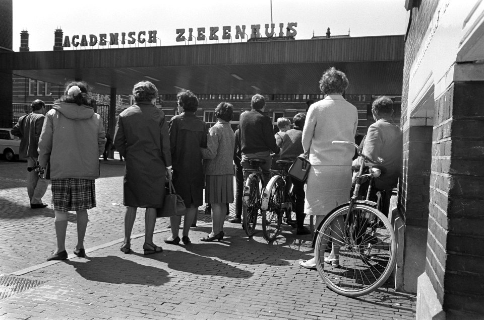 Prinses Beatrix in Academisch Ziekenhuis te Utrecht, drukte voor ziekenhuis, Bestanddeelnr 920-2683