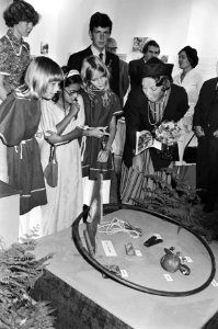 Prinses Beatrix bekijkt met kinderen spelletjes, Bestanddeelnr 930-4290