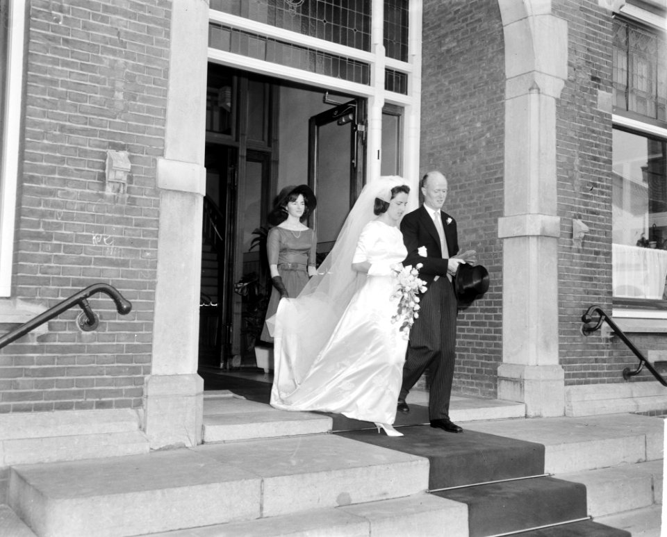 Prinses Beatrix getuige bij het huwelijk van mr C L Baron Harinxma thoe Sloot, Bestanddeelnr 915-2142