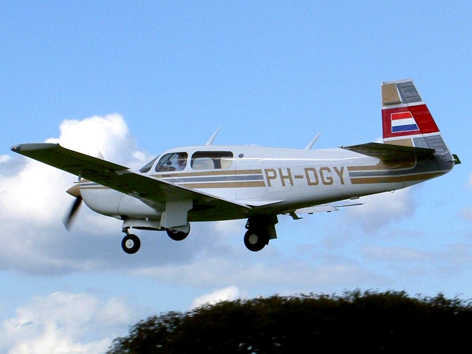 PH-DGY Mooney M20K pic2