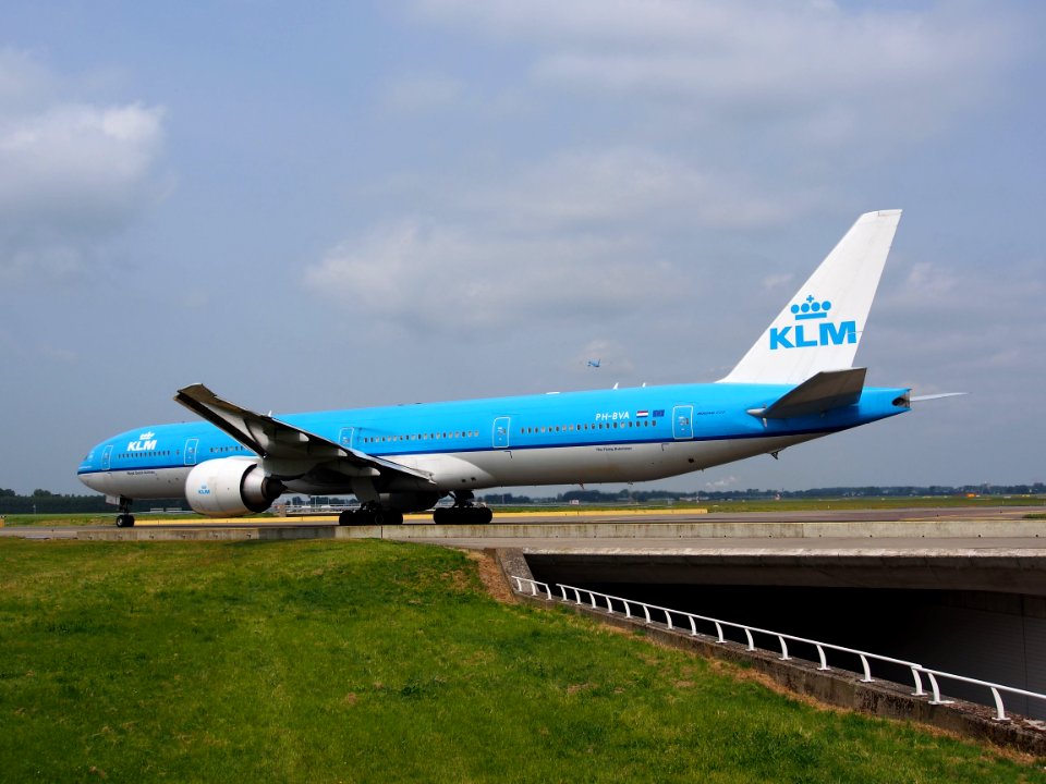 PH-BVA KLM Royal Dutch Airlines Boeing 777-306(ER) taxiing 14july2013 pic4