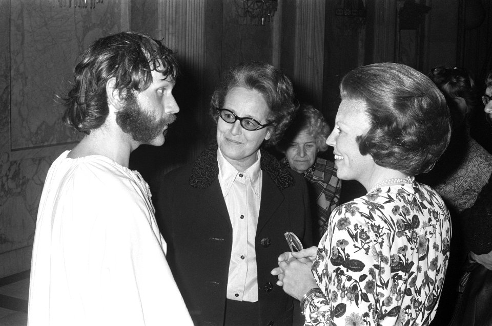 Prinses Beatrix in gesprek met een van de acteurs, Bestanddeelnr 925-5536