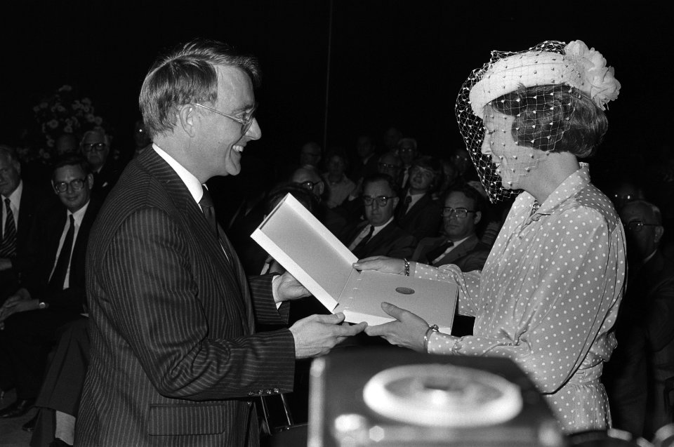 Prinses Beatrix ontvangt een boek van staatssecretaris Koning, Bestanddeelnr 930-4231