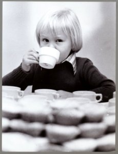 Prins Willem-Alexander drinkt een kopje chocolade tijdens het jaarlijkse kerstfe, Bestanddeelnr 004-0191