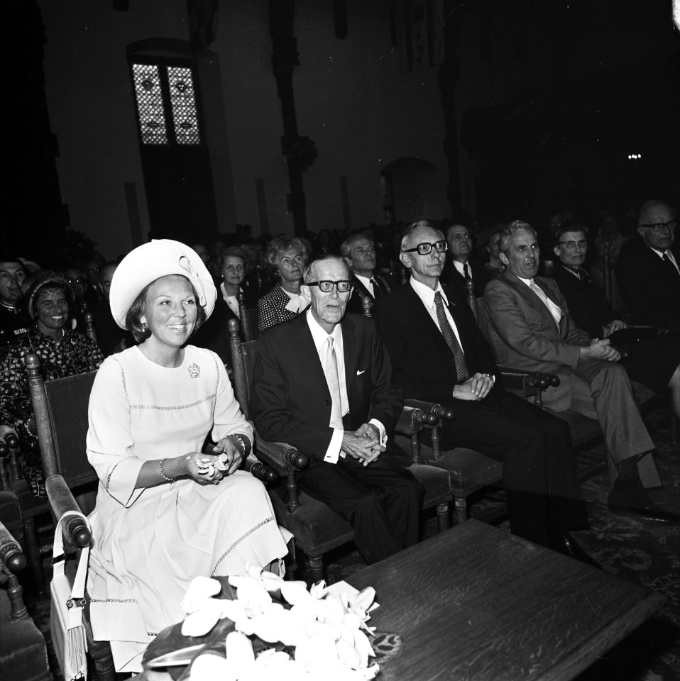 Prinses Beatrix in ridderzaal bij 50-jarig jubileum Haagse Academie voor het rec, Bestanddeelnr 926-5725