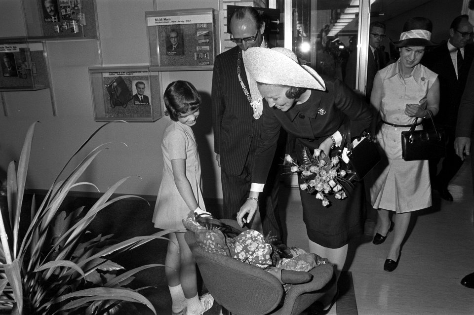 Prinses Beatrix, in gezelschap van de burgemeester van Veghel, Harrie van Weegen, Bestanddeelnr 925-6502
