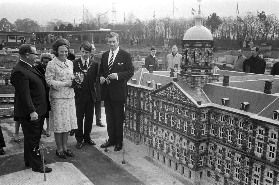 Prinses Beatrix bekijkt een model van het Paleis op de Dam, Bestanddeelnr 924-4095