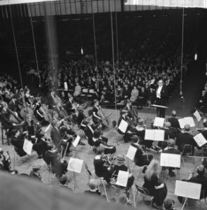 Prinses Beatrix op Concert van het Nationaal Jeugd Orkest in de RAI te Amsterdam, Bestanddeelnr 915-1748