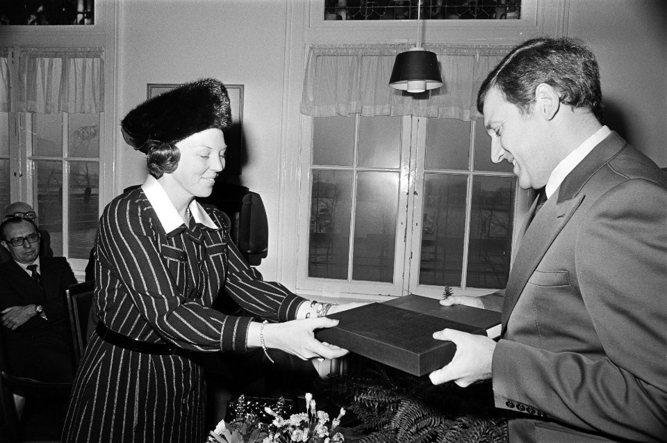 Prinses Beatrix ontvangt boek Maritieme Geschiedenis der Nederlanden van heer , Bestanddeelnr 928-9162