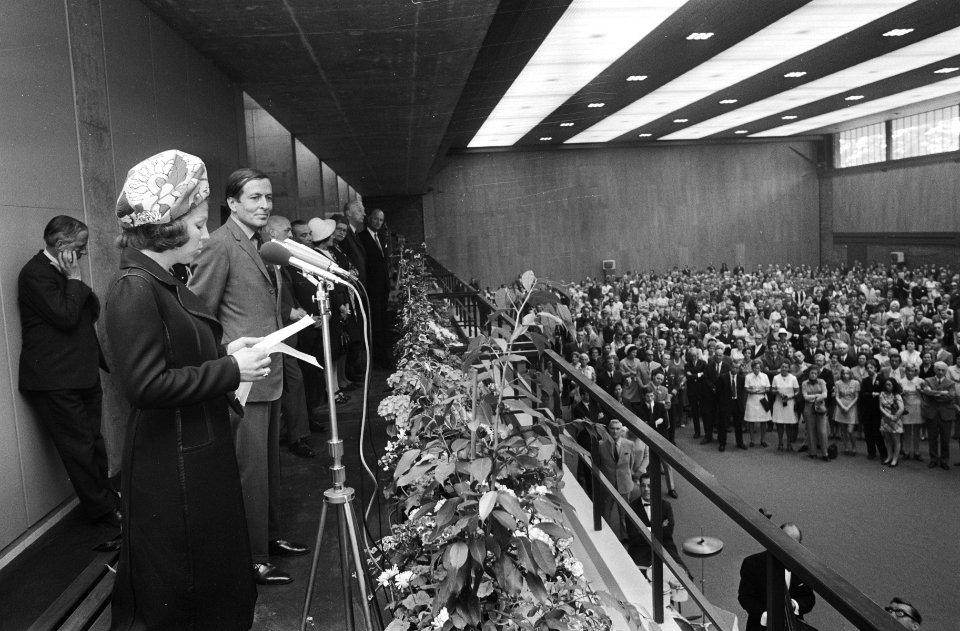 Prinses Beatrix aan het woord, naast haar prins Claus (r), Bestanddeelnr 924-5268