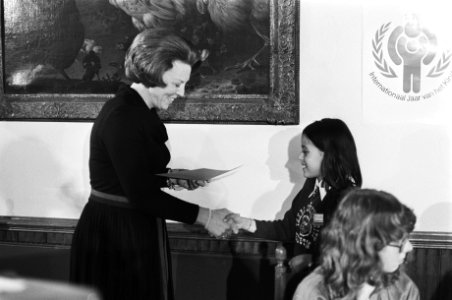 Prinses Beatrix aanwezig bij installatie van Nationale Kindercommissie, Bestanddeelnr 930-2014