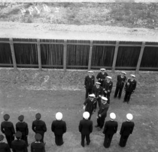 Prinselijk paar in Den Helder. Prins Bernhard inspecteert het Argis in gezelscha, Bestanddeelnr 902-8194