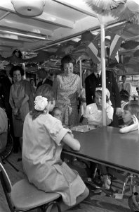 Prinses Beatrix op hospitaalschip Henri Dunant. Prinses Beatrix kijkt naar spell, Bestanddeelnr 920-5143