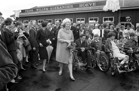 Prinses Beatrix in Drenthe opende vakantiecentrum prins Willem Alexander in Rode, Bestanddeelnr 921-3323