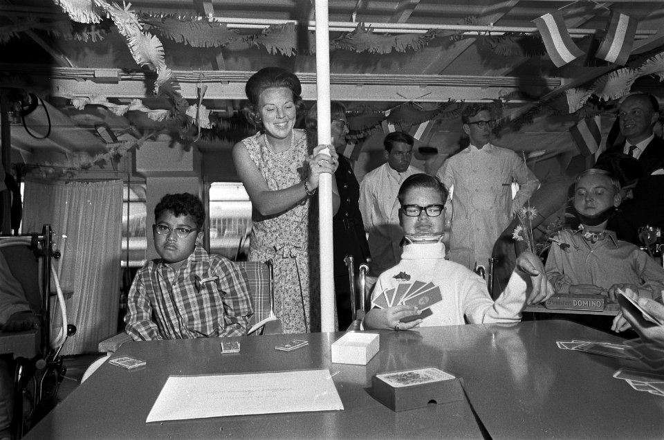 Prinses Beatrix op hospitaalschip Henri Dunant. Prinses Beatrix tussen de patien, Bestanddeelnr 920-5144