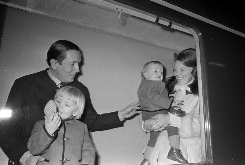 Prinses Beatrix , prins Claus en de drie kinderen vertrekken naar Lech voor wint, Bestanddeelnr 923-3325