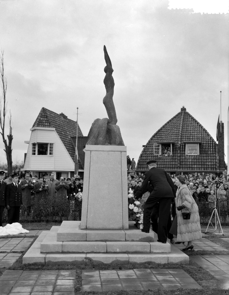 Prinses Beatrix bezoekt Delfzijl. Onthulling monument voor gevallen oud-leerling, Bestanddeelnr 908-1442