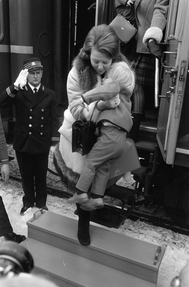 Prinses Beatrix , prins Claus en drie kinderen arrivere in Lech (Oostenrijk) voo, Bestanddeelnr 923-3353