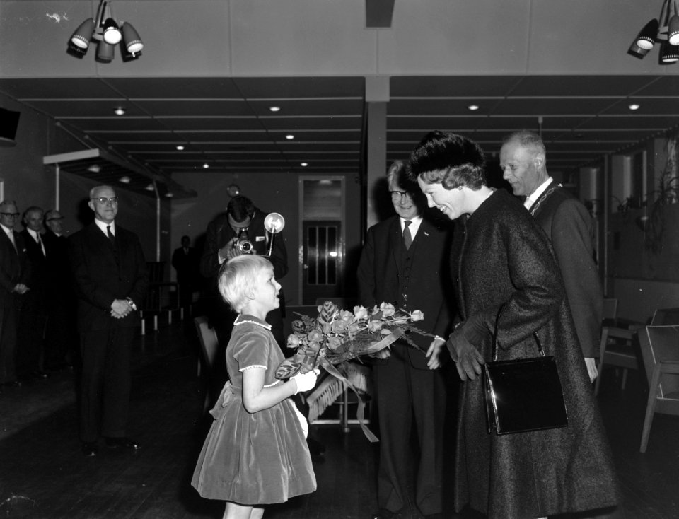 Prinses Beatrix in Concerthuis te Assen Middagprogramma voor de Drentse jeugd b, Bestanddeelnr 915-7456