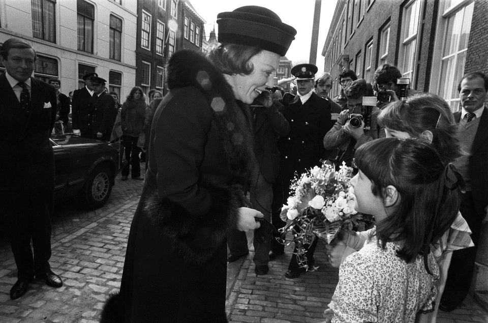 Prinses Beatrix ontvangt bloemen bij haar aankomst, Bestanddeelnr 930-1986