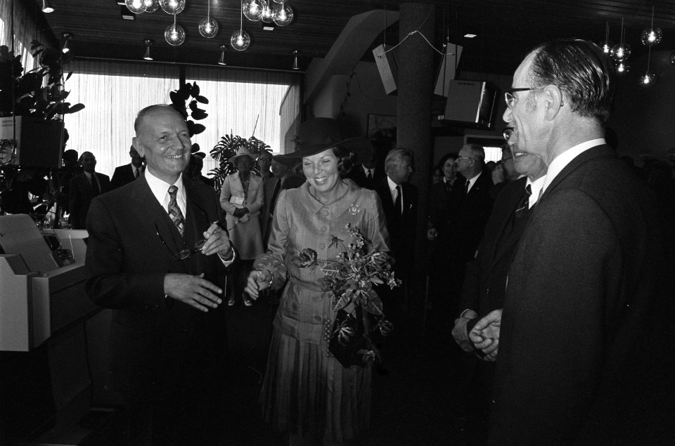 Prinses Beatrix onthult buste in brons van koningin Juliana in Groothandelsgebou, Bestanddeelnr 926-4510