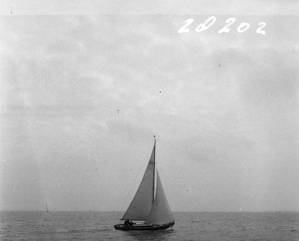 Prinselijk paar in Den Helder Een zeiler in de strijd, Bestanddeelnr 902-8202
