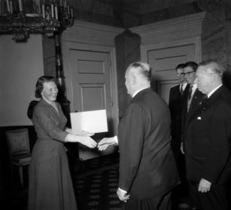 Prinses Beatrix ontvangt op haar achttiende verjaardag, Bestanddeelnr 907-5699