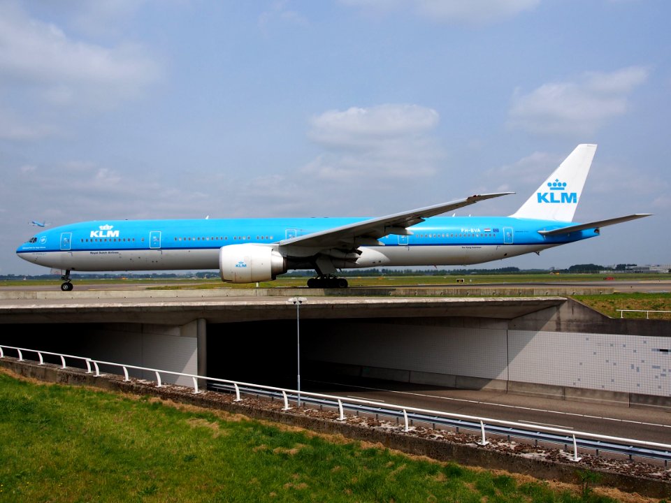 PH-BVA KLM Royal Dutch Airlines Boeing 777-306(ER) taxiing 14july2013 pic3