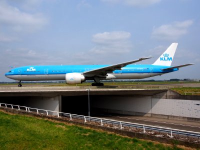 PH-BVA KLM Royal Dutch Airlines Boeing 777-306(ER) taxiing 14july2013 pic3
