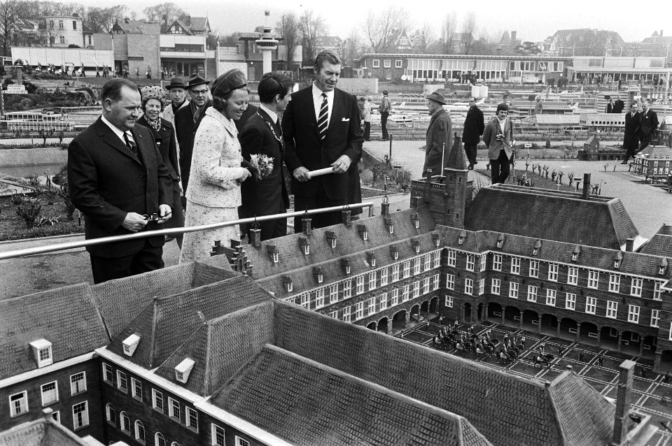 Prinses Beatrix bekijkt een model van het Binnenhof, Bestanddeelnr 924-4092