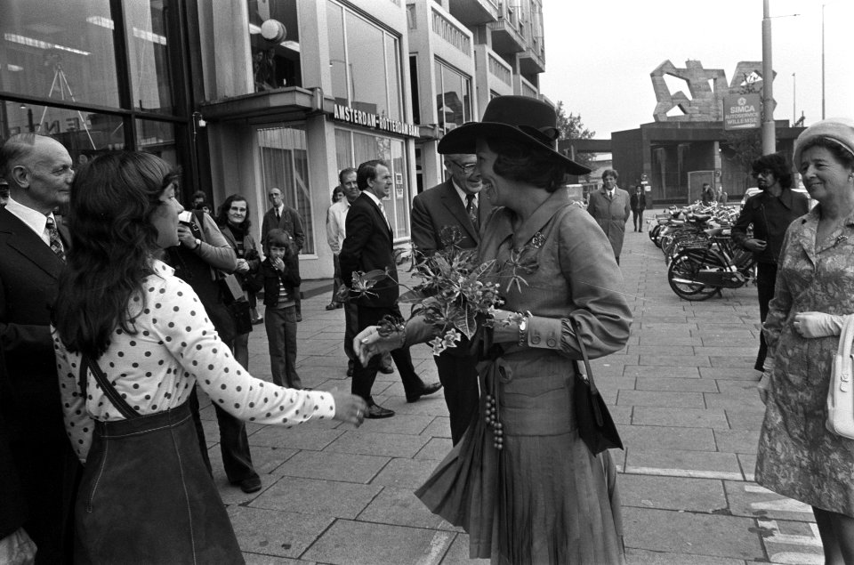 Prinses Beatrix onthult buste in brons van koningin Juliana in Groothandelsgebou, Bestanddeelnr 926-4508