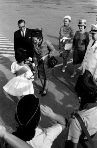 Prinses Beatrix op Aruba, hier krijgt zij bloemen aangeboden, Bestanddeelnr 917-4910