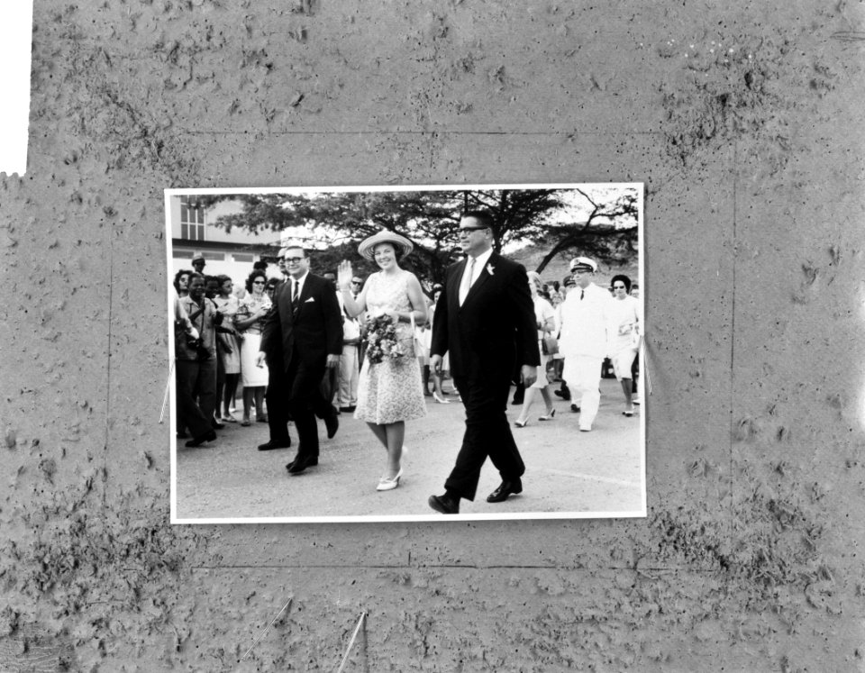 Prinses Beatrix op Curacao, bij aankomst Dr. Albert Schweitzerschool, Bestanddeelnr 917-4747