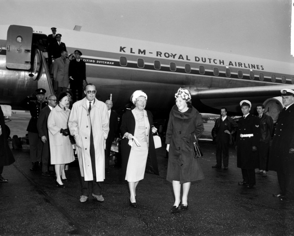 Prinses Beatrix en Prins Bernhard terug uit Amerika Prins Bernhard , koningin J, Bestanddeelnr 915-0986