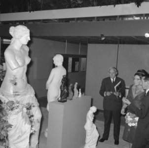 Prinses Beatrix opende tentoonstelling Taal en Teken te Den Haag , Prinses Bea, Bestanddeelnr 917-7395