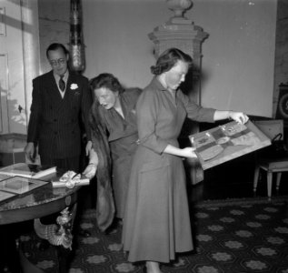 Prinses Beatrix ontvangt op haar achttiende verjaardag, Bestanddeelnr 907-5694