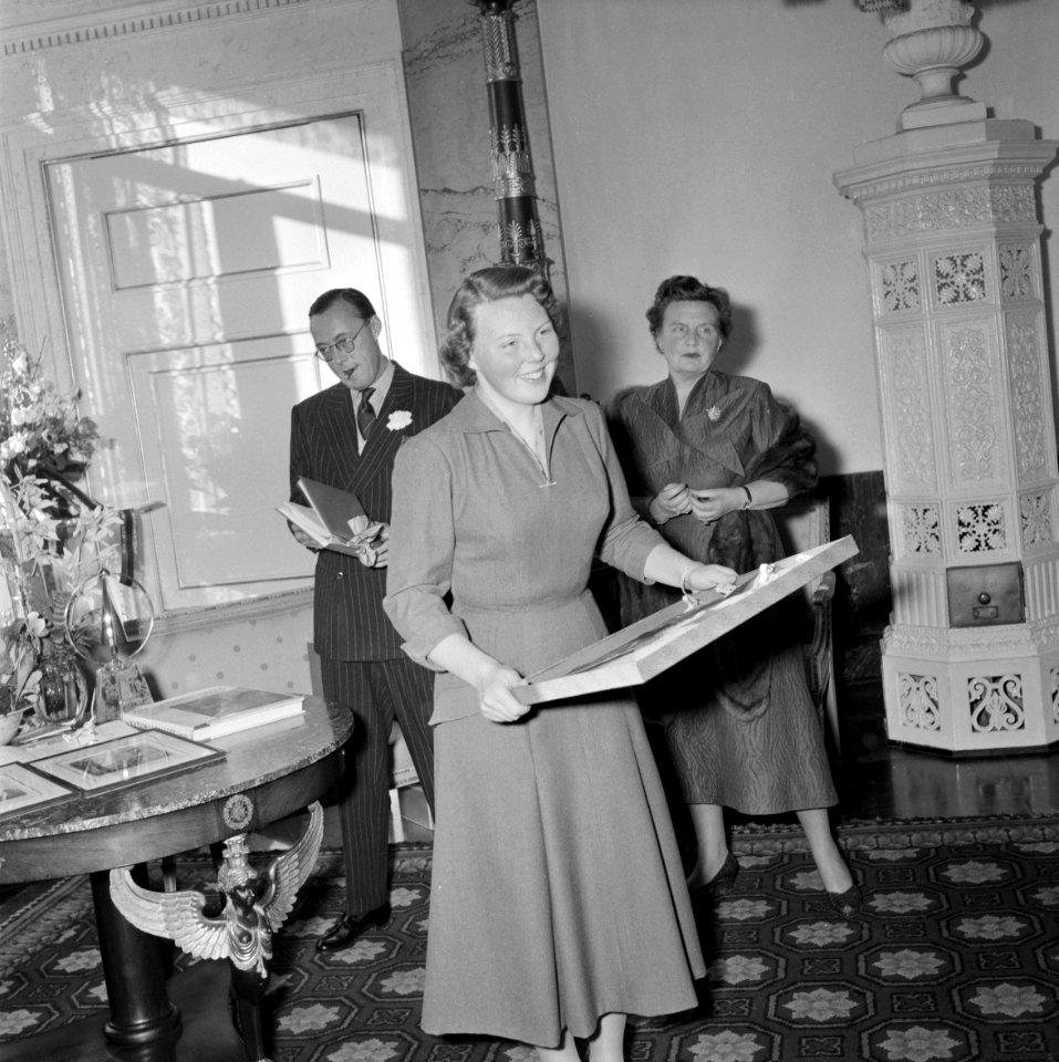 Prinses Beatrix ontvangt op haar 18e verjaardag een eigen standaard voor haar auto