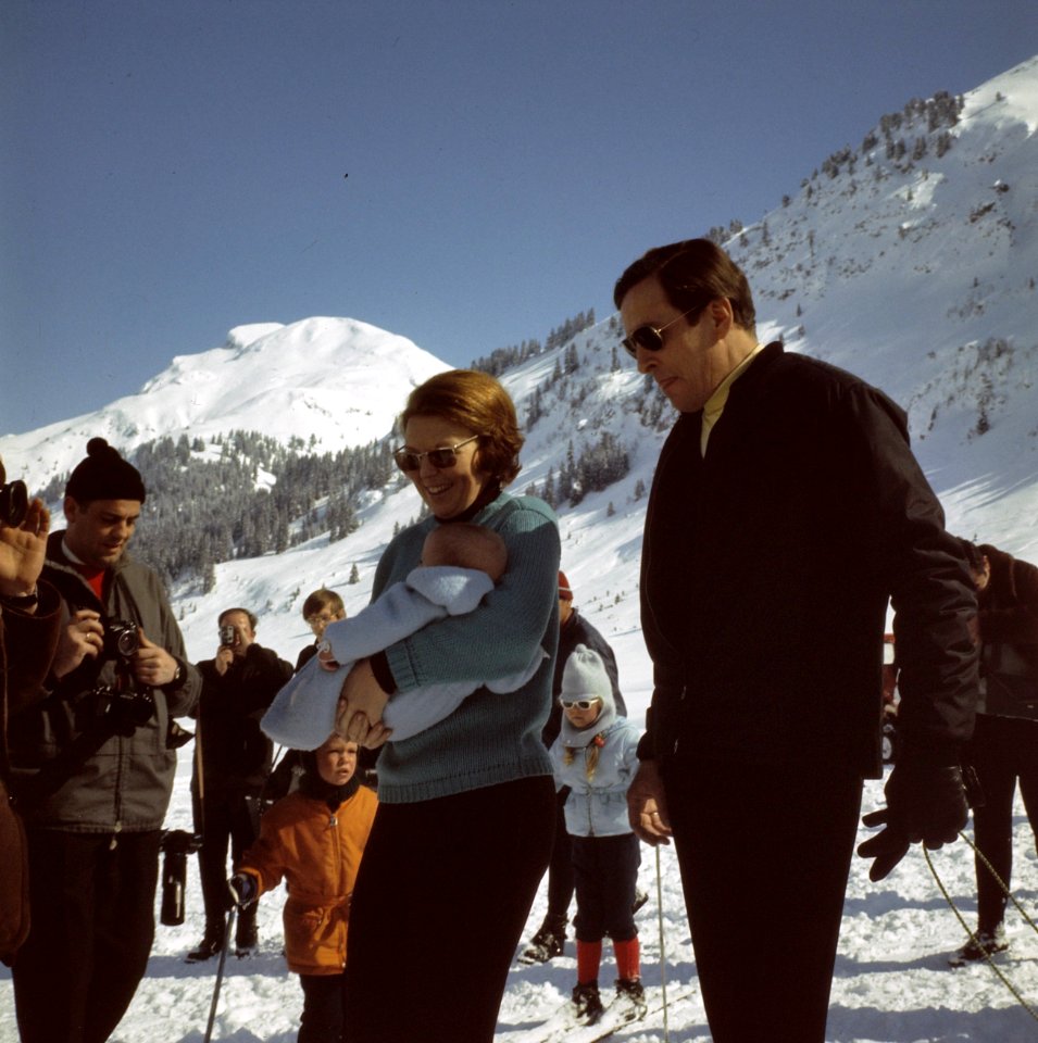 Prinses Beatrix , Prins Claus en kinderen voor wintersport in Lech, Bestanddeelnr 254-8768