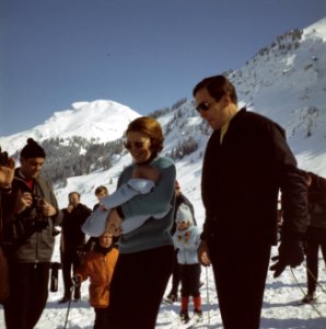 Prinses Beatrix , Prins Claus en kinderen voor wintersport in Lech, Bestanddeelnr 254-8768
