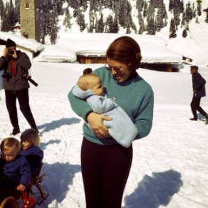Prinses Beatrix , Prins Claus en kinderen voor wintersport in Lech, Bestanddeelnr 254-8763
