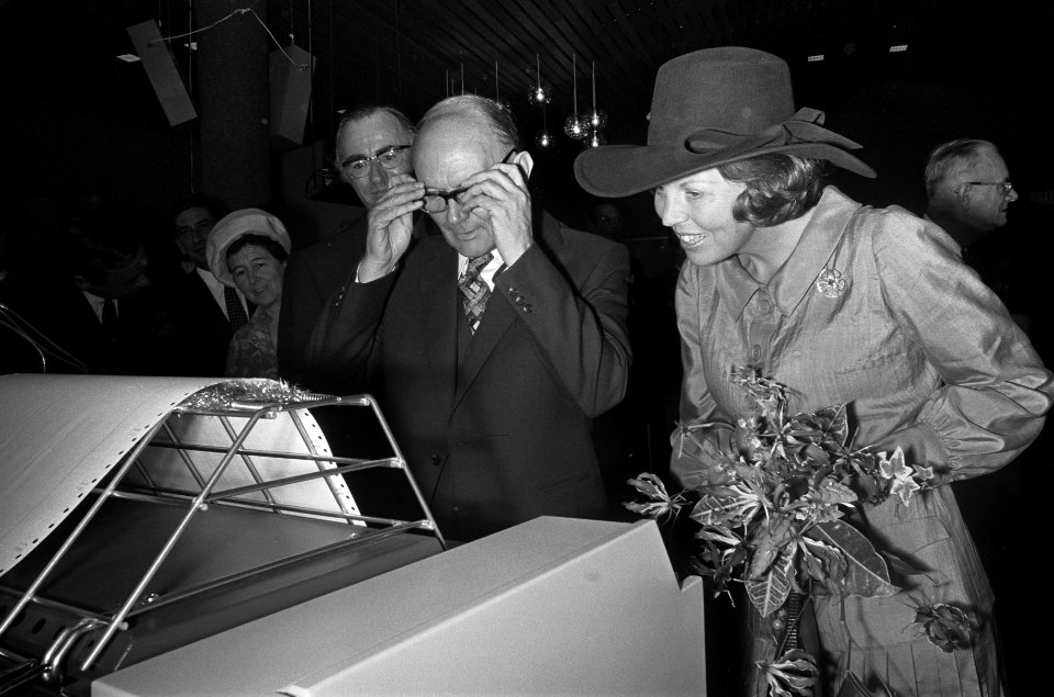 Prinses Beatrix onthult buste in brons van koningin Juliana in Groothandelsgebou, Bestanddeelnr 926-4509